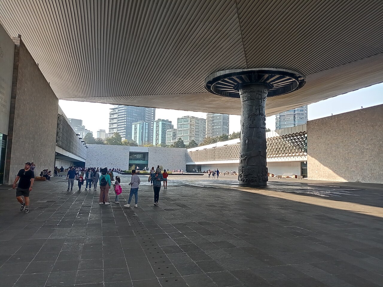 Patio central y Paraguas del Museo Nacional de Antropología en Ciudad de México. Foto de archivo: Sisgeo, CC BY-SA 4.0.