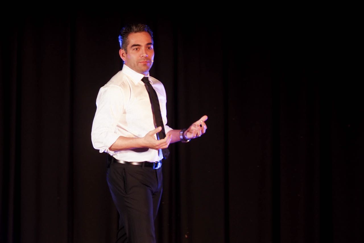 Omar Chaparro durante una presentación en 2018; fotografía de archivo de TEDx Tijuana.