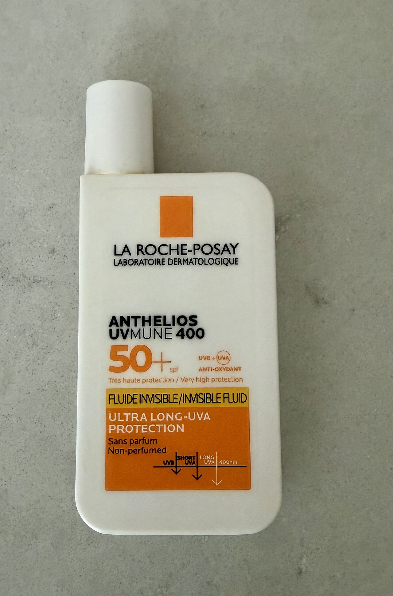 Envase de protector solar con indicación de FPS 50+ en su etiqueta.