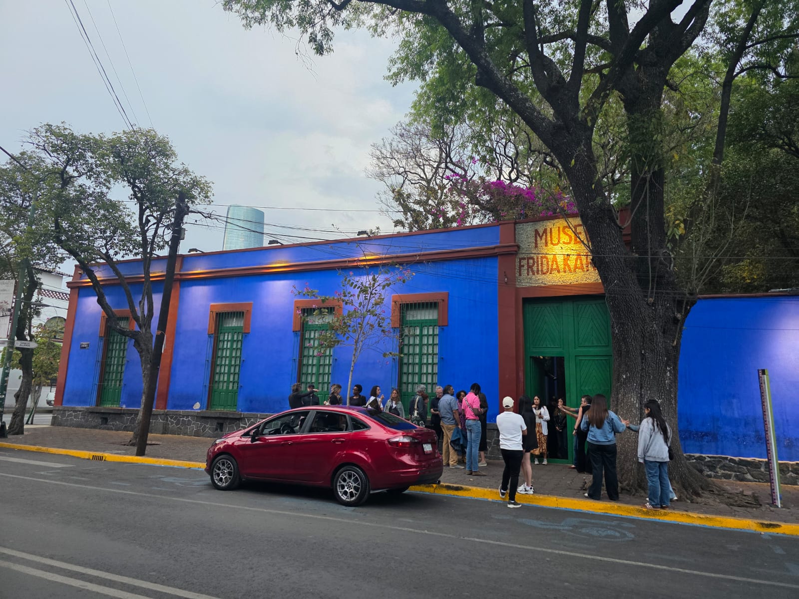 Fachada azul del Museo Frida Kahlo en Coyoacán, Ciudad de México. Foto: Rebeccananonof, CC0 1.0.