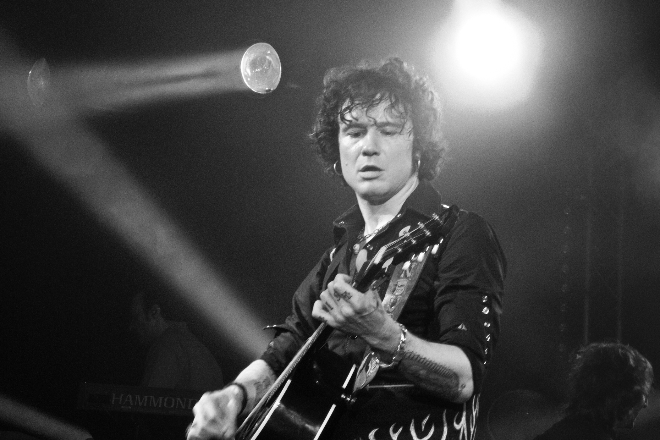 Enrique Bunbury tocando la guitarra durante un concierto de archivo.