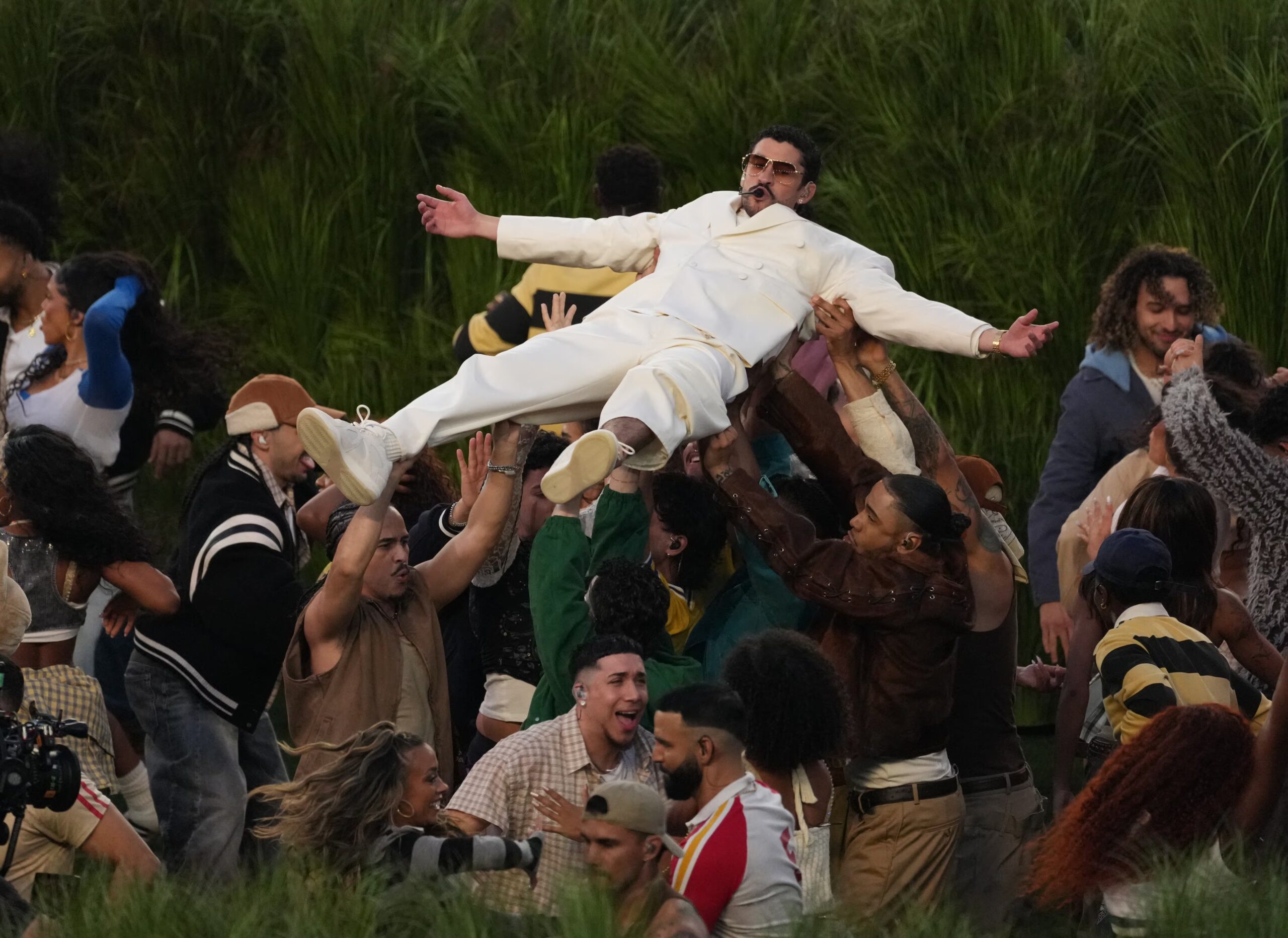 Bad Bunny redefine el glamour latino y conquista el Super Bowl con un show histórico